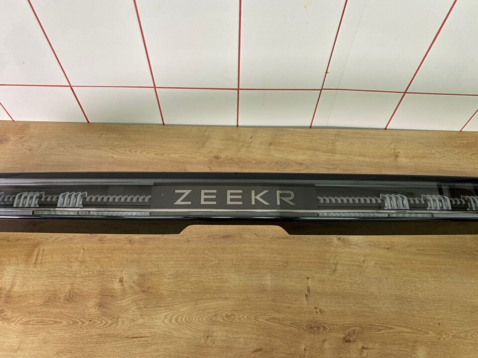 Задний центральный фонарь на ZEEKR 001 2024 новый 6608081068