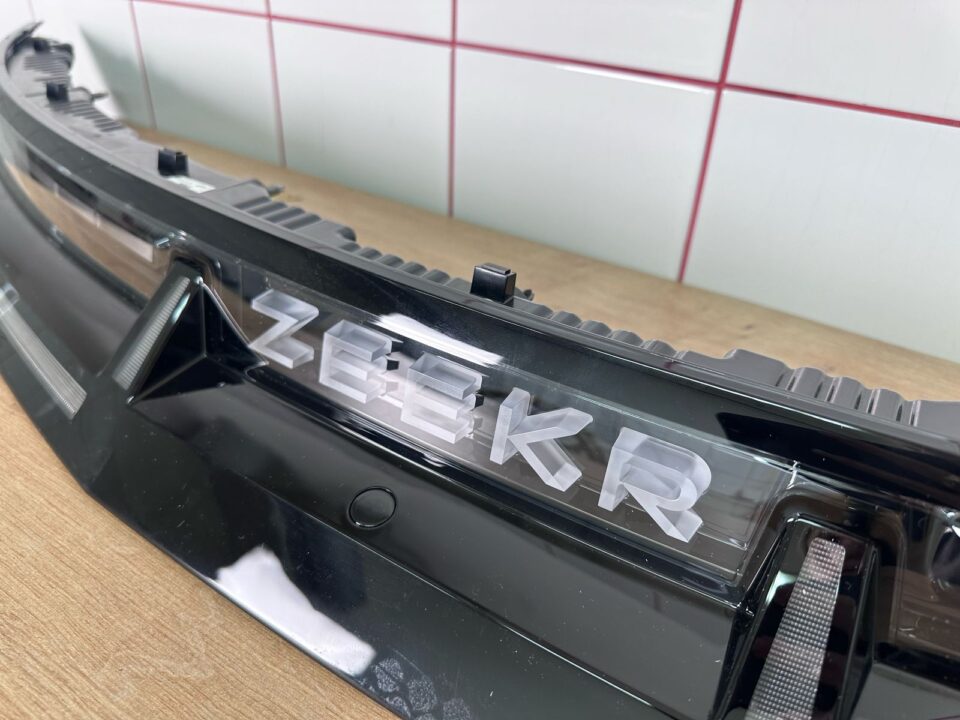 Задний цeнтpальный фонарь на Zeekr X 6608082525 - kalininauto.ru